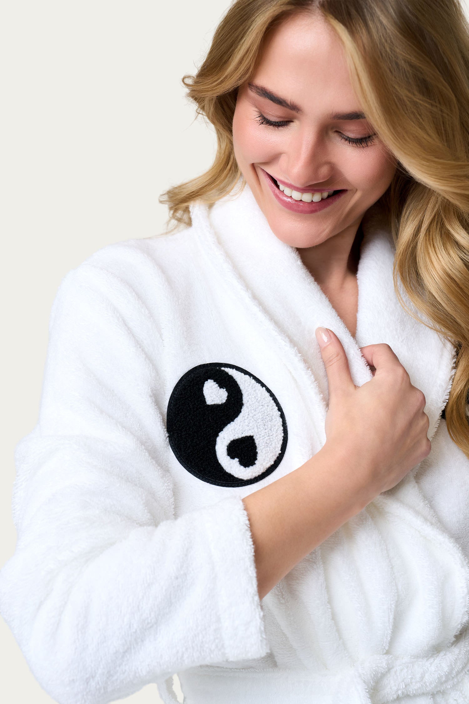 White short bathrobe with yin yang patches - korte witte ochtendjas met yin yang 