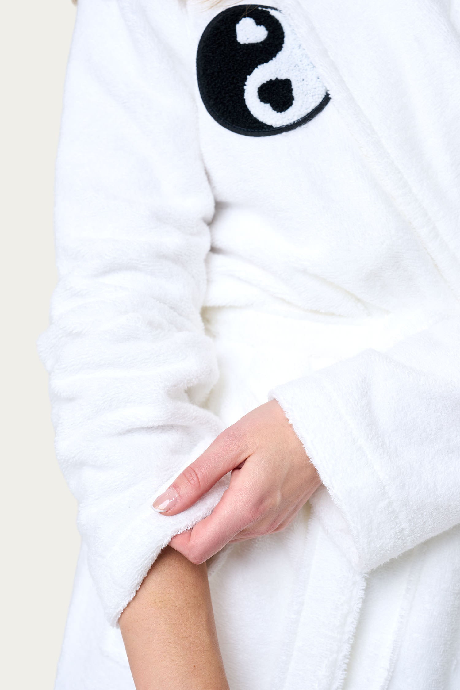 White bathrobe with yin yang patches - witte ochtendjas met yin yang 