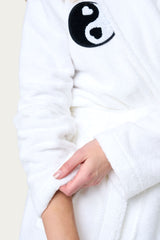 White bathrobe with yin yang patches - witte ochtendjas met yin yang 