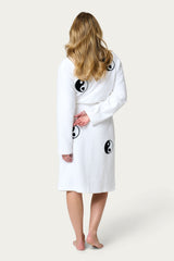 White bathrobe with yin yang patches - witte ochtendjas met yin yang 