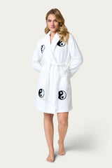 White short bathrobe with yin yang patches - korte witte ochtendjas met yin yang 