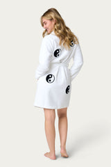 White short bathrobe with yin yang patches - korte witte ochtendjas met yin yang 